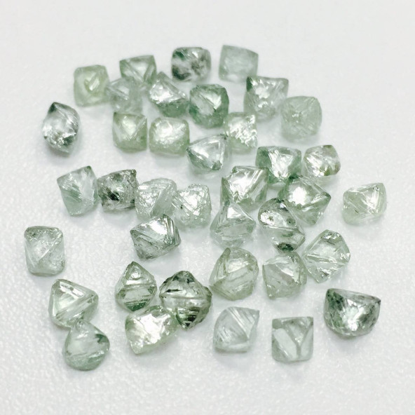 Prírodné kryštály surového diamantu. RD0006(2)