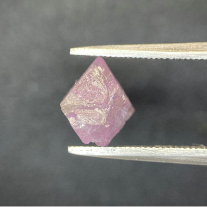 Prírodný surový diamant ružovej farby 0,79ct RD0059