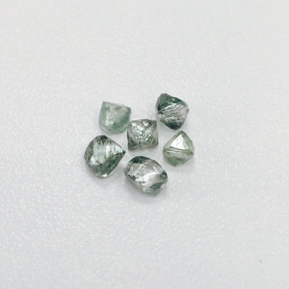 Prírodné kryštály surového diamantu. RD0007