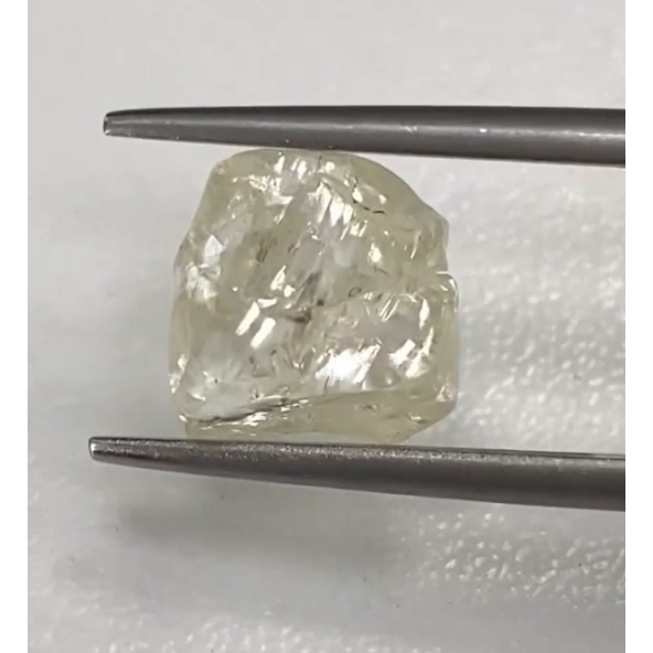 Prírodný surový diamant nažltlej farby 2,99 ct RD0015