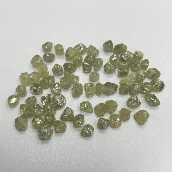 Prírodný žltkastý surový diamant  RD0039