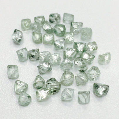 Prírodné kryštály surového diamantu. RD0006 2