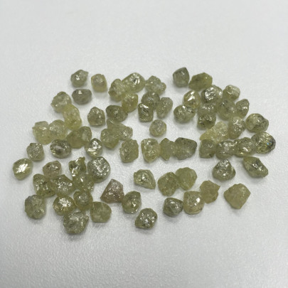 Prírodný žltkastý surový diamant  RD0039