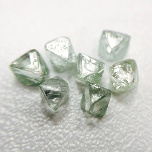Prírodné kryštály surového diamantu. RD0006