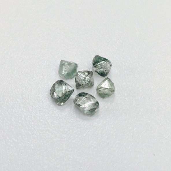 Prírodné kryštály surového diamantu. RD0007