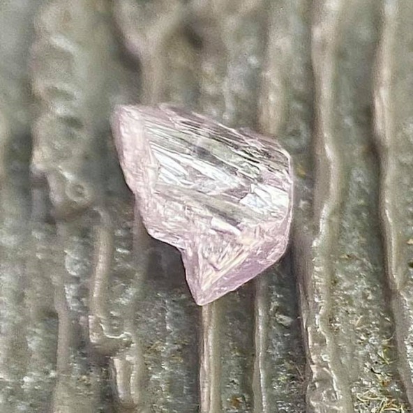 Prírodný ružový surový diamant 0,1 ct RD0008