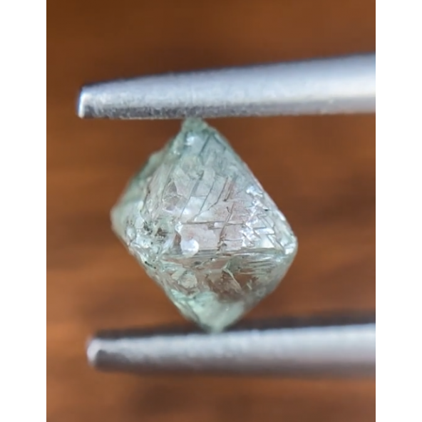 Prírodný surový diamant tyrkysovej farby 0,6 ct RD0014