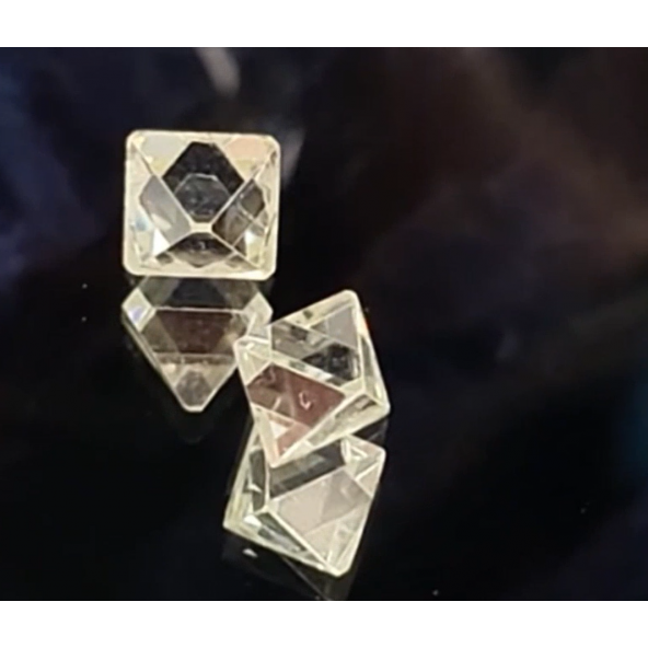 Dva surové prírodné kryštály diamantu s celkovou hmotnosťou 1,5 cttw.  RD0017