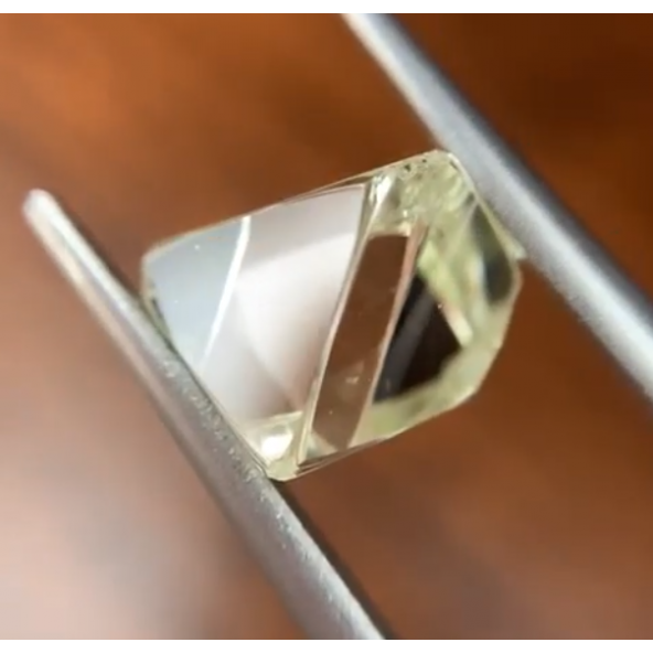 Prírodný surový kryštál diamantu  RD0018