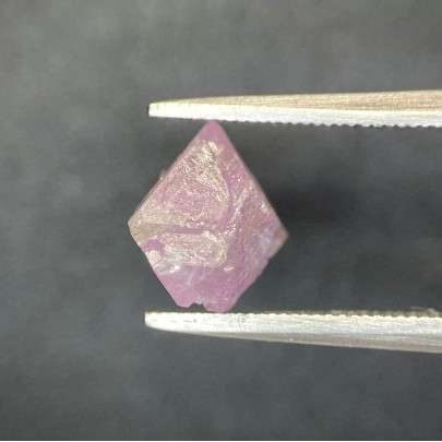 Prírodný surový diamant ružovej farby 0,79ct RD0059