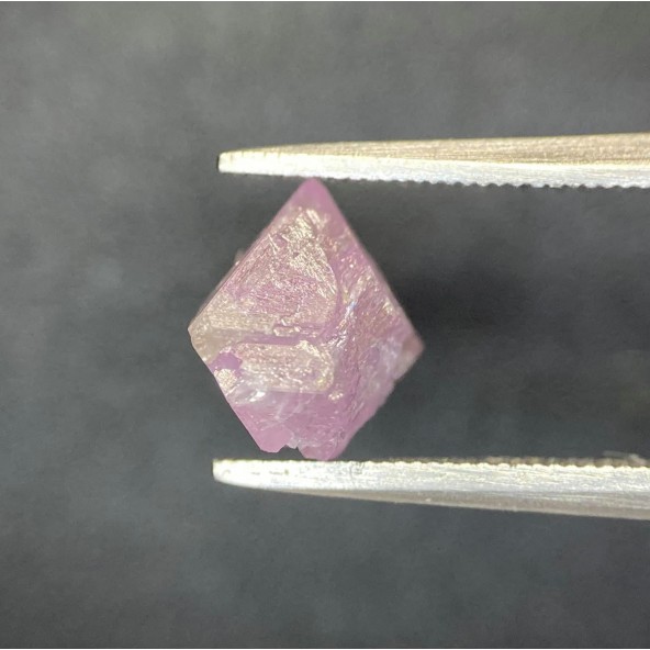 Prírodný surový diamant ružovej farby 0,79ct RD0059